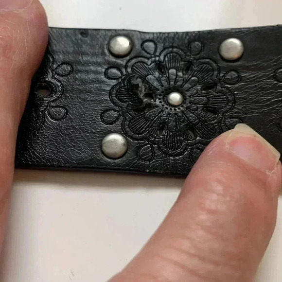 Source  Unknown faux leather belt w embossed floral motif and silver buckle - Picture 6 of 9